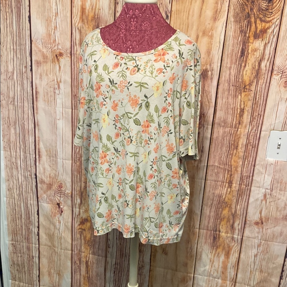 White Stag Vintage  Size 26/28 Cream with Floral Designs Short Sleeve